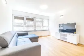 Zagreb, Centar, novouređen trosoban stan, NKP 62 m2, loggia - prvi najam, Appartamento