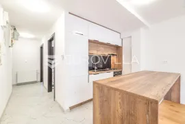 Zagreb, Centar, novouređen trosoban stan, NKP 62 m2, loggia - prvi najam, Appartamento