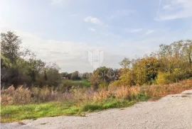 Kuća i građevinsko zemljište nedaleko Kanfanara, Kanfanar, Дом