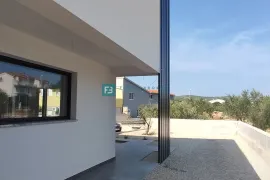 VODICE, novo, moderna dvojna kuća, vrt 160 m2, parking, Vodice, Casa