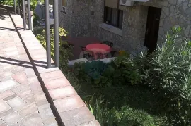 Banderovo dvosobni stan sa lijepom okućnicom, Rijeka, Appartement