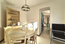 OPATIJA, CENTAR - uređen stan s okućnicom, Opatija, Flat