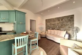 OPATIJA, CENTAR - uređen stan s okućnicom, Opatija, Flat