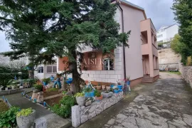 Novi Vinodolskog - kuća sa 8 apartmana u blizini mora, Novi Vinodolski, Σπίτι