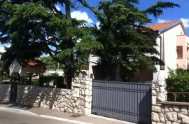 Novi Vinodolskog - kuća sa 8 apartmana u blizini mora, Novi Vinodolski, Σπίτι