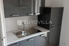 Istra, Rovinj, dugoročni najam jednosobnog stana 65m2 na drugom katu s parkirnim mjestom, Rovinj, Appartement