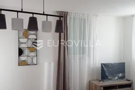 Istra, Rovinj, dugoročni najam jednosobnog stana 65m2 na drugom katu s parkirnim mjestom, Rovinj, Appartement