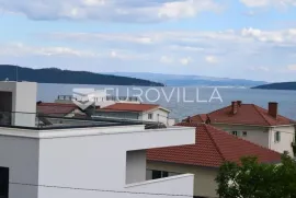 Kaštela,  dugoročni najam trosobnog stana 125 m2 s dvorištem i kaminom, Kaštela, Appartamento