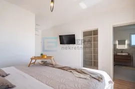 PRODAJA luksuzna vila sa bazenom, 300 m2, 5 soba, 6 kupaonica, Famiglia