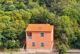 OTOK KRK-VRBNIK,samostojeća kuća sa dva apartmana, Vrbnik, Famiglia