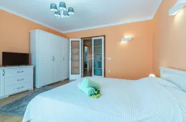 OPATIJA- etaža vile + studio apartman sa okućnicom, garažom i pogledom na more, blizu mora, Opatija, Appartment