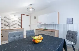 OPATIJA- etaža vile + studio apartman sa okućnicom, garažom i pogledom na more, blizu mora, Opatija, Appartment