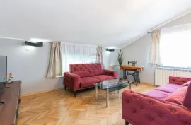 OPATIJA- etaža vile + studio apartman sa okućnicom, garažom i pogledom na more, blizu mora, Opatija, Appartment