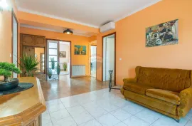 OPATIJA- etaža vile + studio apartman sa okućnicom, garažom i pogledom na more, blizu mora, Opatija, Appartment