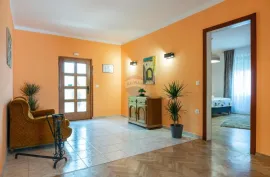 OPATIJA- etaža vile + studio apartman sa okućnicom, garažom i pogledom na more, blizu mora, Opatija, Appartment