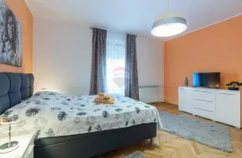 OPATIJA- etaža vile + studio apartman sa okućnicom, garažom i pogledom na more, blizu mora, Opatija, Appartment