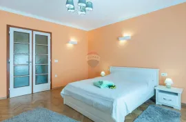 OPATIJA- etaža vile + studio apartman sa okućnicom, garažom i pogledom na more, blizu mora, Opatija, Appartment