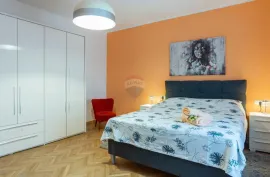 OPATIJA- etaža vile + studio apartman sa okućnicom, garažom i pogledom na more, blizu mora, Opatija, Appartment