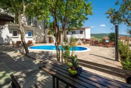 OTOK KRK, KORNIĆ- kuća, 250 m2, bazen, okućnica, idealna za turističku djelatnost, TOP PRILIKA!!!, Krk, House