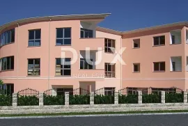 ROVINJ - poslovna zgrada 1472m2 + okoliš 1683m2, Rovinj, Propiedad comercial