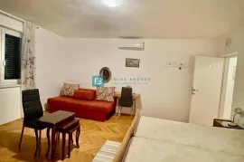 TISNO, samostojeća kuća s apartmanima, 70 m od mora, pogled na more, Tisno, Casa