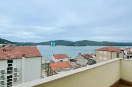 TISNO, samostojeća kuća s apartmanima, 70 m od mora, pogled na more, Tisno, Casa