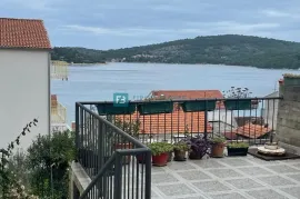 TISNO, samostojeća kuća s apartmanima, 70 m od mora, pogled na more, Tisno, Casa