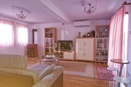 TRSAT-ODLIČNA LOKACIJA, 3S+DB, POGLED, BALKON I TERASA, Rijeka, Appartment