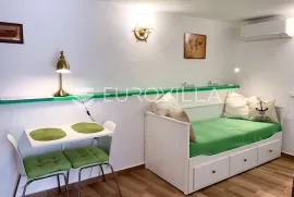 Otok Krk, Baška, predivna kuća s dva apartmana 80m od mora, Baška, Maison