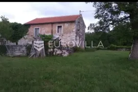 Istra, Oprtalj, autohtona istarska kuća sa prostranim građevinskim zemljištem, Oprtalj, Land