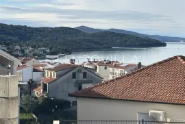 Trogir, Okrug, trosoban penthouse na drugom katu neto korisne površine 153 m2, Okrug, Kвартира