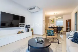 Split, Firule, dvosoban stan s loggiom na odličnoj lokaciji, Split, Appartment