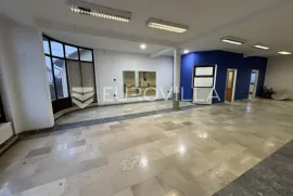 Đakovo, Centar, poslovni prostor 250 m2, odlična lokacija, Đakovo, Poslovni prostor