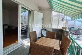 Crikvenica, Centar, komforan trosoban stan NKP 70m², 200 m od mora, Crikvenica, Appartement