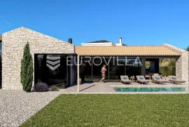 Istra, Poreč, prekrasna dizajnerska vila potpuno opremljena NKP 132 m2, Poreč, Дом