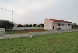 Pula - kuća sa dva trosobna stana, Pula, Maison