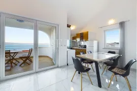 Dramalj - dvoetažni stan s panoramskim pogledom na more, Crikvenica, Apartamento