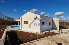 ROVINJ OKOLICA PRIZEMNICA NOVOGRADNJA SA BAZENOM, Rovinj, Haus