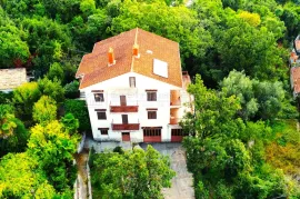 KRASNA KUĆA SA VELIKOM OKUĆNICOM NA IZVANREDNOJ LOKACIJI!!, Rijeka, Casa