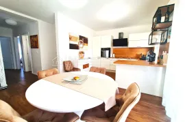 MODERNA GRADNJA - PREDIVNI PENTHOUSE SA GARAŽOM, Crikvenica, Διαμέρισμα