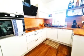 PREDIVNI PENTHOUSE SA GARAŽOM I ZASEBNIM APARTMANOM, Crikvenica, Daire