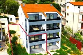 PRIZEMLJE SA OKUĆNICOM I PANORAMSKIM POGLEDOM, Crikvenica, Appartment