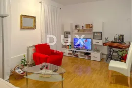 DELNICE, CENTAR-Kuća s dva apartmana i garažom, Delnice, House