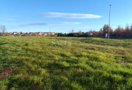 Istra, Novigrad - građevinsko zemljište 1.858 m2 sa infrastrukturom, Novigrad, Land