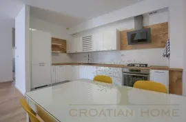 Stan s tri spavaće sobe, Pula, Apartamento