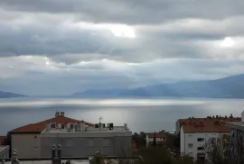 SRDOČI- stan 140m2 DB+3S s panoramskim pogledom na more + okućnica 175m2 za najam, Rijeka, شقة