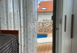 Njivice, apartman sa bazenom, Omišalj, Stan