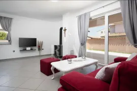 Loborika,kuća sa bazenom 210m2, 3SS+DB, garaža !, Marčana, بيت