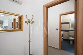 Loborika,kuća sa bazenom 210m2, 3SS+DB, garaža !, Marčana, بيت