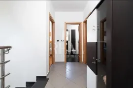 Loborika,kuća sa bazenom 210m2, 3SS+DB, garaža !, Marčana, بيت